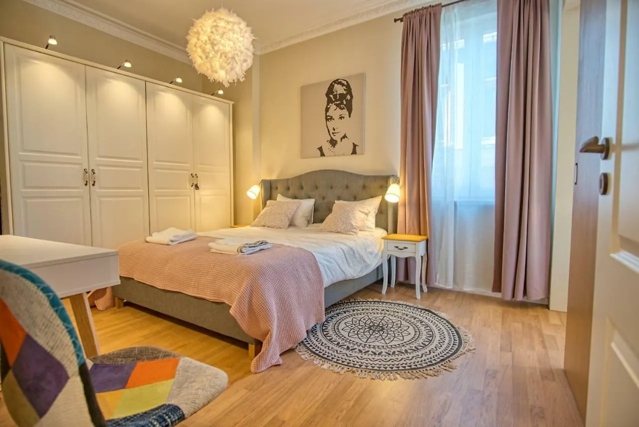 Apartment Audrey By Sofiaspot - Central, Metro To Airport location